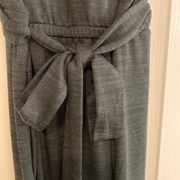 Black jumpsuit. Elastic waist, side pockets, V neck in front/ back, S/S, bow tie - Picture 3 of 10